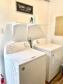 Lovely 3 bedroom property with free parking - Image 5