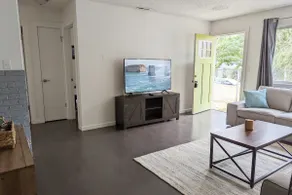 Cozy 2 bed, 1 bath, private backyard in Sherwood - Image 2