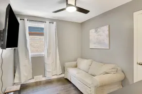 3BD Home Mins from Airport | Free Wi-Fi + Parking - Image 5