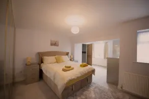 Luxury 6 bedroom house with parking - Northwood - Image 5