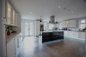 Luxury 6 bedroom house with parking - Northwood - Image 4