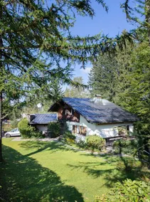 Vacation home surrounded by greenery - Image 3