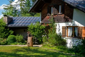 Vacation home surrounded by greenery - Image 5