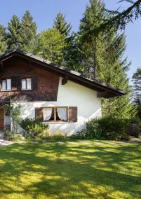 Vacation home surrounded by greenery - Image 4