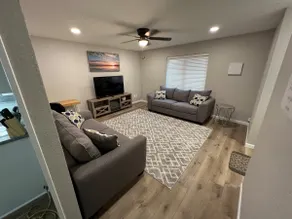 Cheerful 2 bedroom home 20 minutes from downtown - Image 3