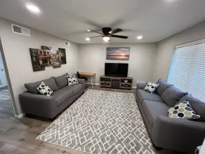 Cheerful 2 bedroom home 20 minutes from downtown - Image 2