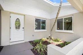 Relaxing home with palm trees & pool awaits you - Image 4