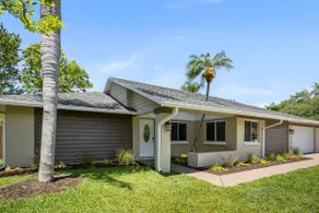 Relaxing home with palm trees & pool awaits you - Image 3