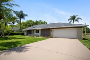 Relaxing home with palm trees & pool awaits you - Image 2