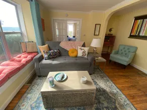 Sunny, fresh, well-appointed, whimsical, cottage-style across from Copeyon Park! - Image 3