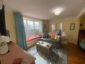 Sunny, fresh, well-appointed, whimsical, cottage-style across from Copeyon Park! - Image 2