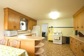 Spacious 5BR 2BA Home - Fenced Yard, BBQ, Fire Pit - Image 4