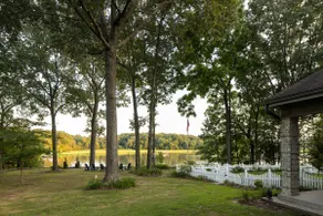 Serene, well-appointed waterfront retreat - Image 4