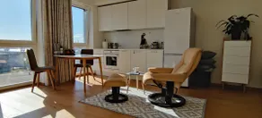 Queen bed, free parking, remote work - Image 5