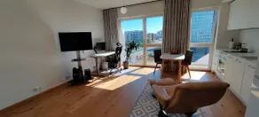 Queen bed, free parking, remote work - Image 2