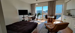 Queen bed, free parking, remote work - Image 3
