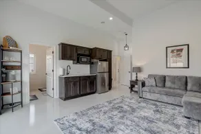 Spacious Studio Apt walking distance to RD America - Image 5