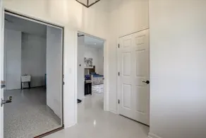 Spacious Studio Apt walking distance to RD America - Image 4