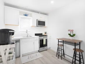 Remodeled 1 bedroom apartment 2 blocks to beach! - Image 5