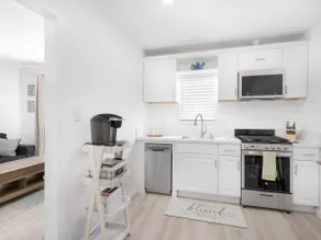 Remodeled 1 bedroom apartment 2 blocks to beach! - Image 4