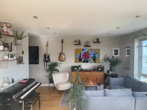 Top Floor 2 Bed Apartment w/ Spacious Balcony area - Image 2