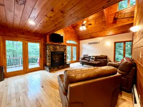 Lodge with AC & Hot Tub - Image 4