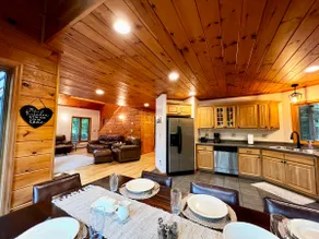 Lodge with AC & Hot Tub - Image 3