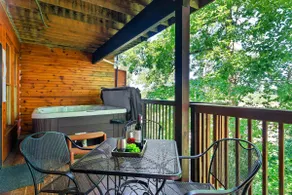 Relaxing Escape, Sleeps 6・Deck, Hot Tub, Grill - Image 2