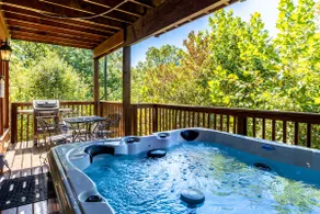 Serene Smoky Cabin, Sleeps 6・Grill・Hot Tub・Deck - Image 3