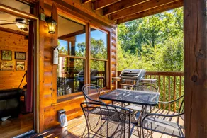 Serene Smoky Cabin, Sleeps 6・Grill・Hot Tub・Deck - Image 2