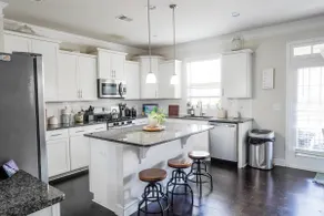 Charming 5 Bedroom Family-Friendly Spacious Home - Image 5