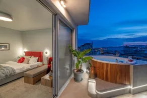 TopFloor Getaway Balcony&Hot tub+Acropolis view - Image 2