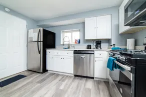 1st Floor | Free Parking | Washer & Dryer | AGH - Image 4
