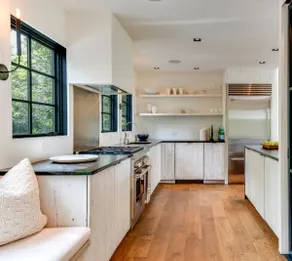 Hamptons Waterfront Getaway – Stylish & Serene - Image 2