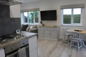 Adorable one bedroom cottage with free parking - Image 3