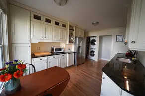 Lovely 4 Bedroom with free parking - Image 5