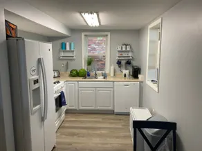 Updated 1 Bed 1 Bath Apt 1 Block to the Beach - Image 2