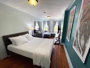 Stylish Hotel Style Suite in Geneva's Uptown Row - Image 3