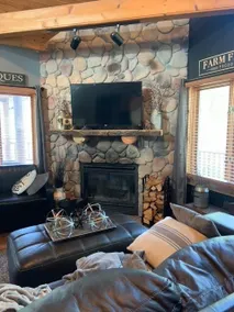 Cheerful 2 bedroom cabin with hot tub and pond - Image 2