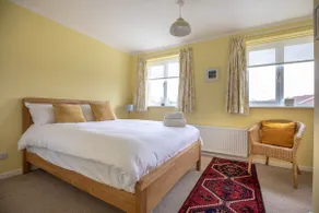 Cheerful and modern one bedroom home with parking - Pass the Keys - Image 3