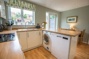 Cheerful and modern one bedroom home with parking - Pass the Keys - Image 5