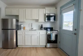 Stylish new beach condo located 1 block from beach - Image 4