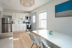 Stylish new beach condo located 1 block from beach - Image 3