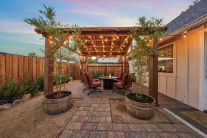 Luxurious private 2-story cottage w/free parking - Image 2