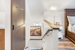 Luxurious private 2-story cottage w/free parking - Image 5