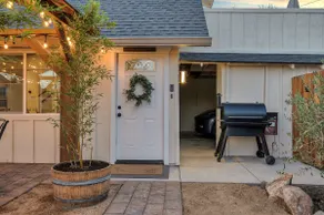 Luxurious private 2-story cottage w/free parking - Image 4