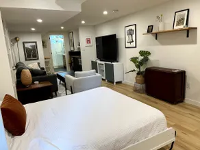 Modern, luxury studio w private parking & entrance - Image 3
