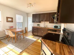 King beds-Classic New England 1st FL Apt Downtown - Image 5