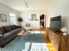 King beds-Classic New England 1st FL Apt Downtown - Image 4