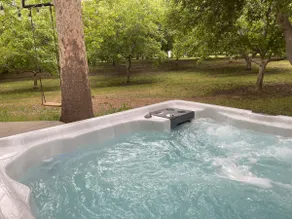 So Peaceful: Hot tub, BBQ, Sleeps 11 - Image 4